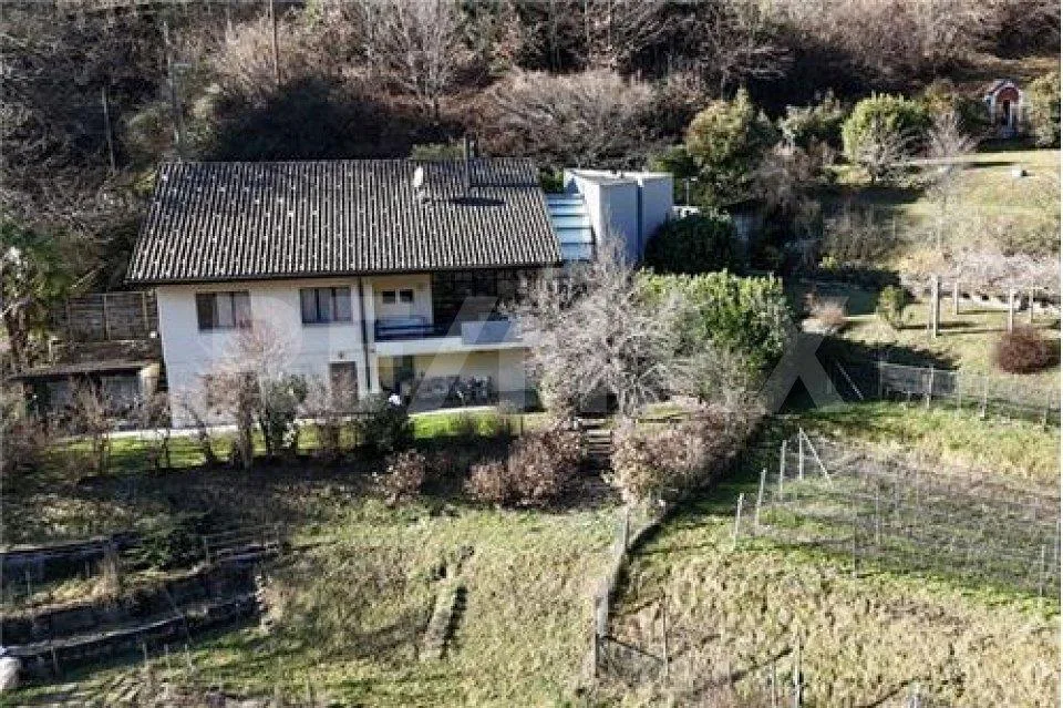 Proprietà unica immersa nel verde ad Arogno – Casa bifamiliare con ...