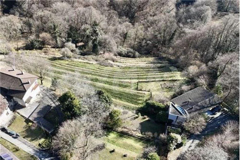 Proprietà unica immersa nel verde ad Arogno – Casa bifamiliare con ...