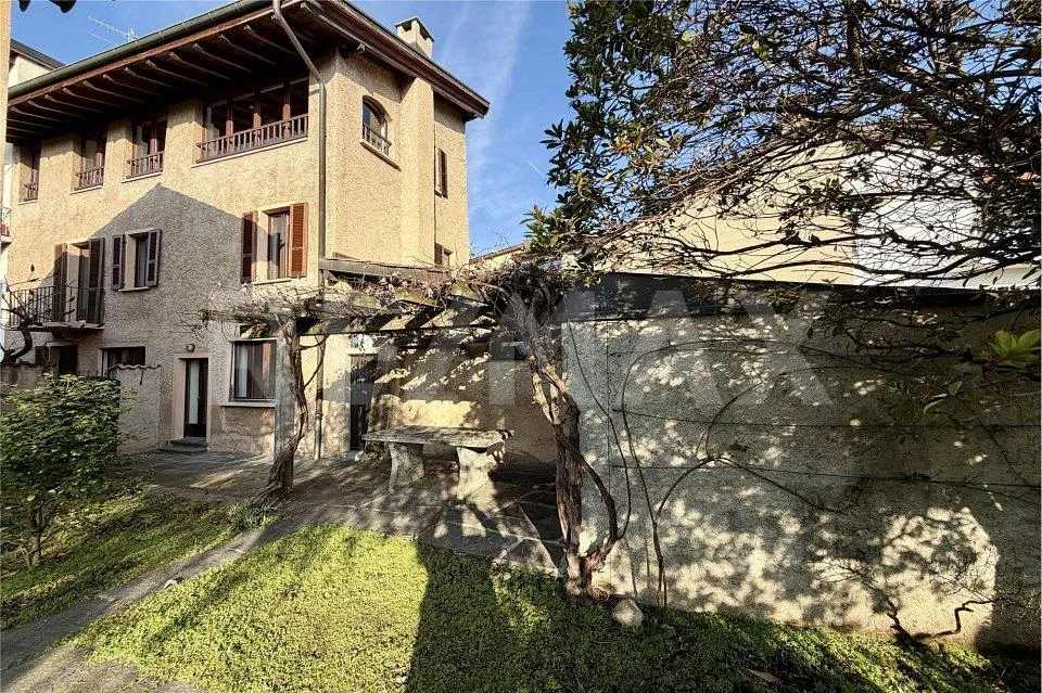 Autentica casa di nucleo ticinese rinnovata con giardino a Cureglia