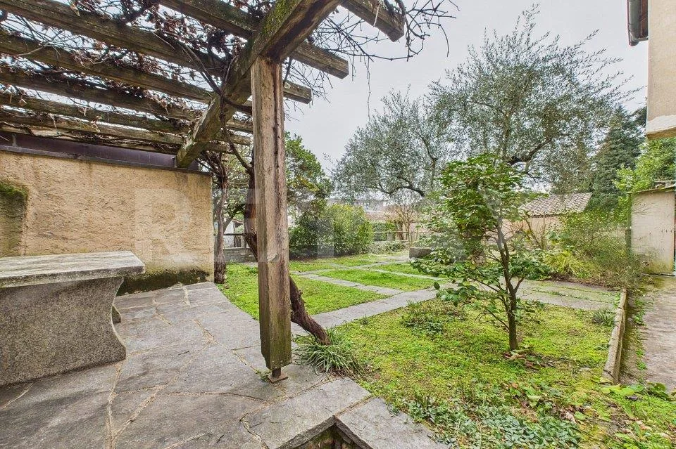 Autentica casa di nucleo ticinese rinnovata con giardino a Cureglia
