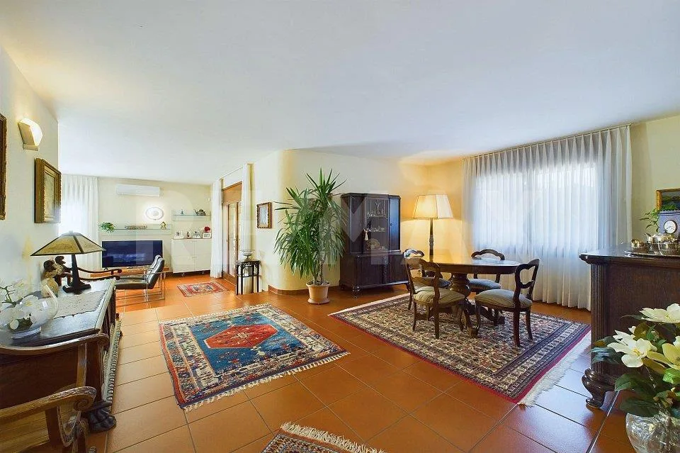 Elegante Villetta con Piscina a Caslano: Spazi Ampi e Comfort al Ma...