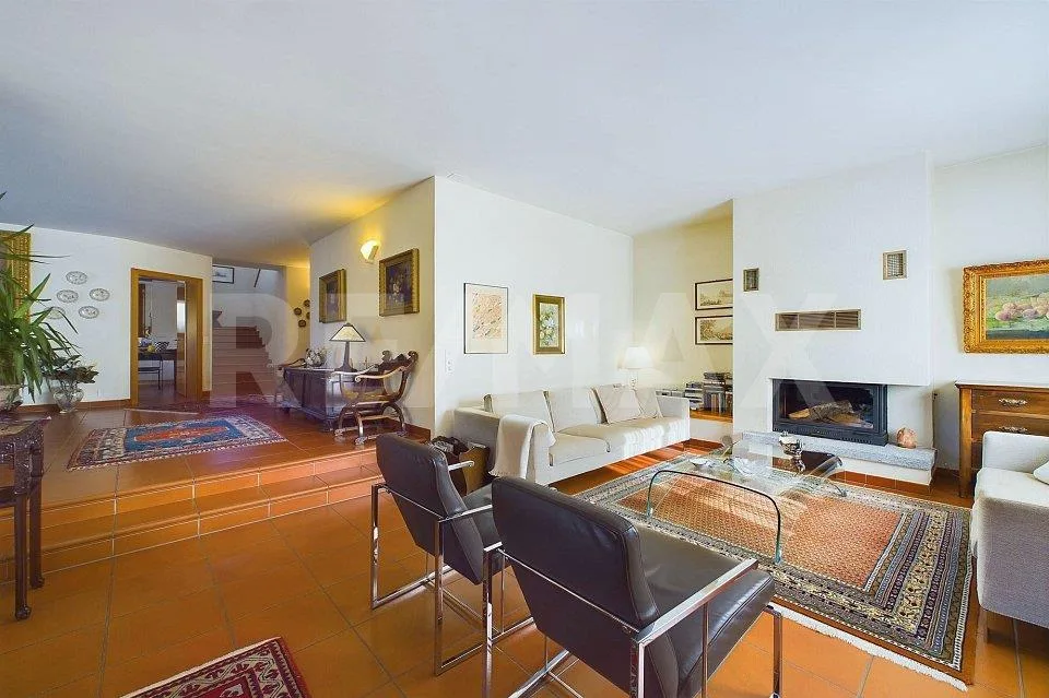 Elegante Villetta con Piscina a Caslano: Spazi Ampi e Comfort al Ma...