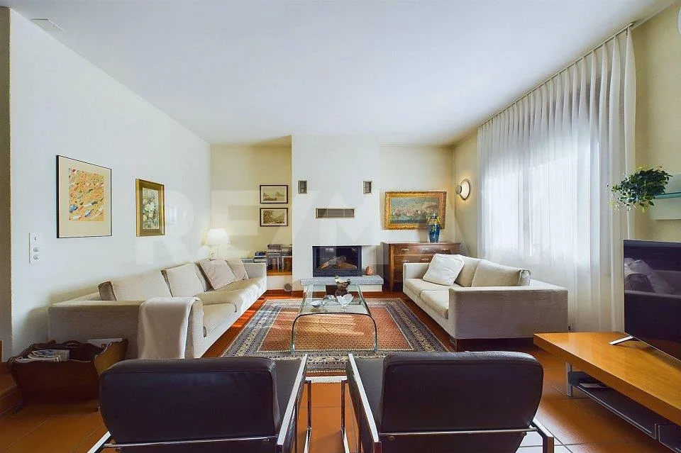 Elegante Villetta con Piscina a Caslano: Spazi Ampi e Comfort al Ma...