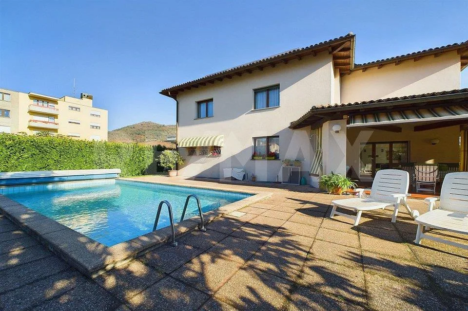 Elegante Villetta con Piscina a Caslano: Spazi Ampi e Comfort al Ma...