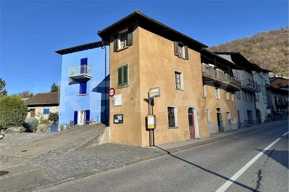 Casa di Nucleo Ticinese con Spazio Commerciale e Potenziale di Rist...