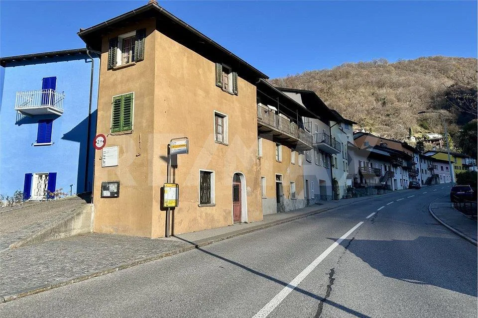 Casa di Nucleo Ticinese con Spazio Commerciale e Potenziale di Rist...