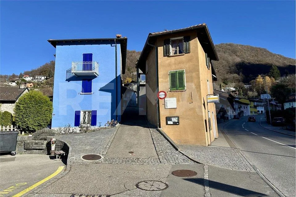 Casa di Nucleo Ticinese con Spazio Commerciale e Potenziale di Rist...