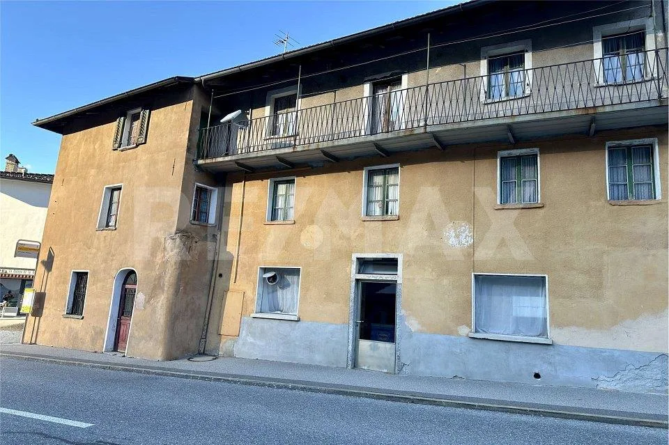 Casa di Nucleo Ticinese con Spazio Commerciale e Potenziale di Rist...
