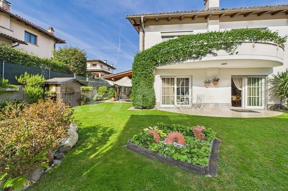 Elegante casa gemella con giardino incantevole a Bedano – Foto 11 von 13