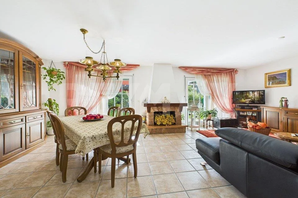 Elegante casa gemella con giardino incantevole a Bedano