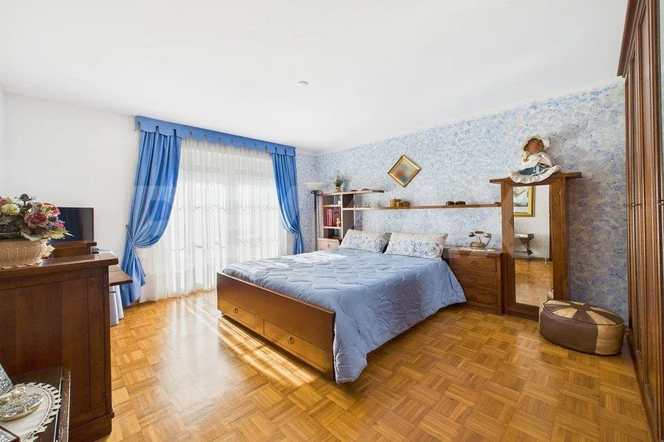 Elegante casa gemella con giardino incantevole a Bedano – Foto 9 von 13