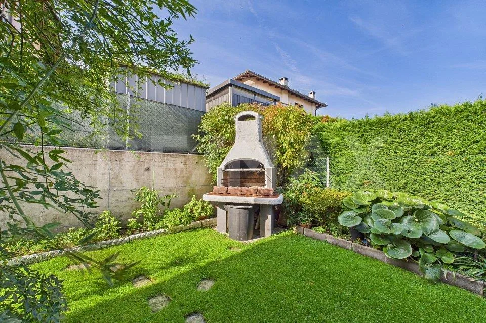 Elegante casa gemella con giardino incantevole a Bedano