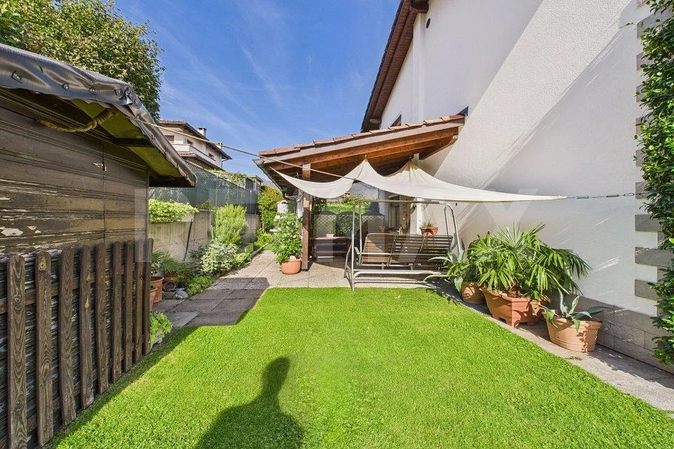 Elegante casa gemella con giardino incantevole a Bedano