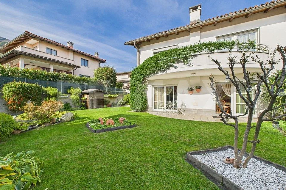 Elegante casa gemella con giardino incantevole a Bedano