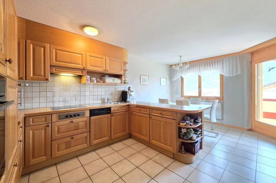 Appartamento duplex di 5,5 stanze con ascensore, garage e due balconi a Steg