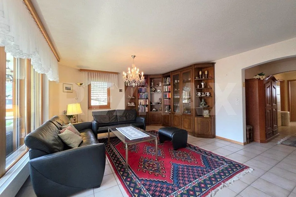 Appartamento duplex di 5,5 stanze con ascensore, garage e due balconi a Steg