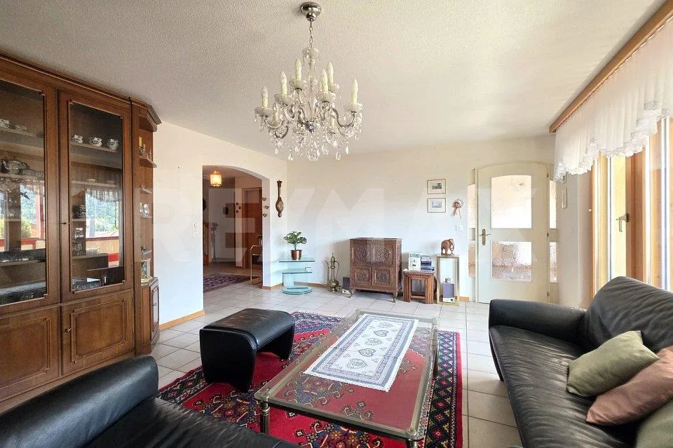 Appartamento duplex di 5,5 stanze con ascensore, garage e due balconi a Steg