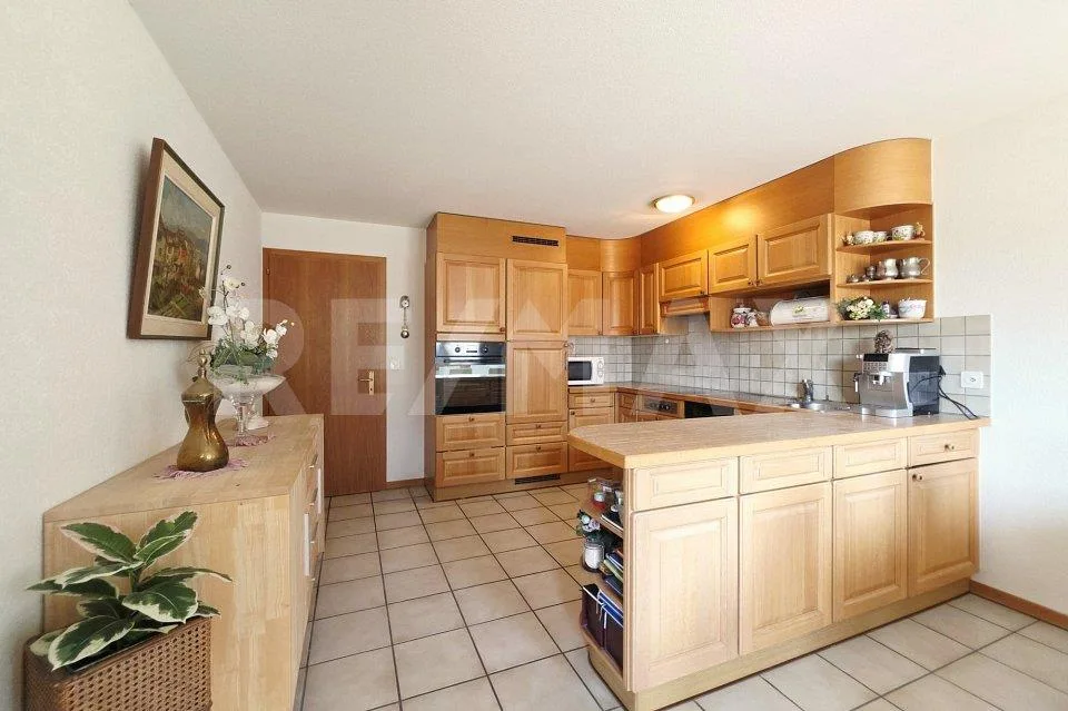 Appartamento duplex di 5,5 stanze con ascensore, garage e due balconi a Steg