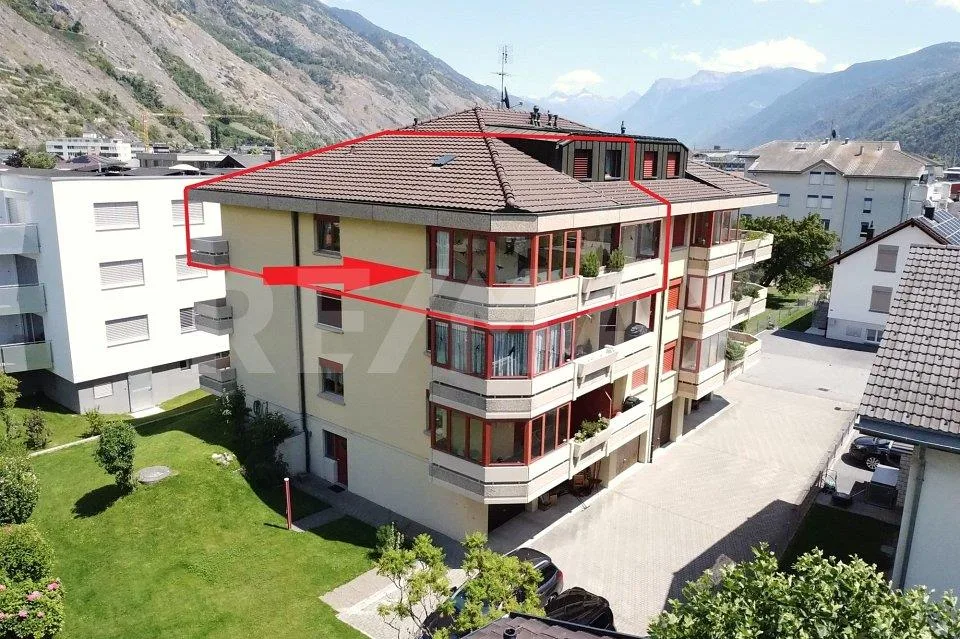 5.5 Zimmer-Duplexwohnung mit Lift, Garage und zwei Balkonen in Steg