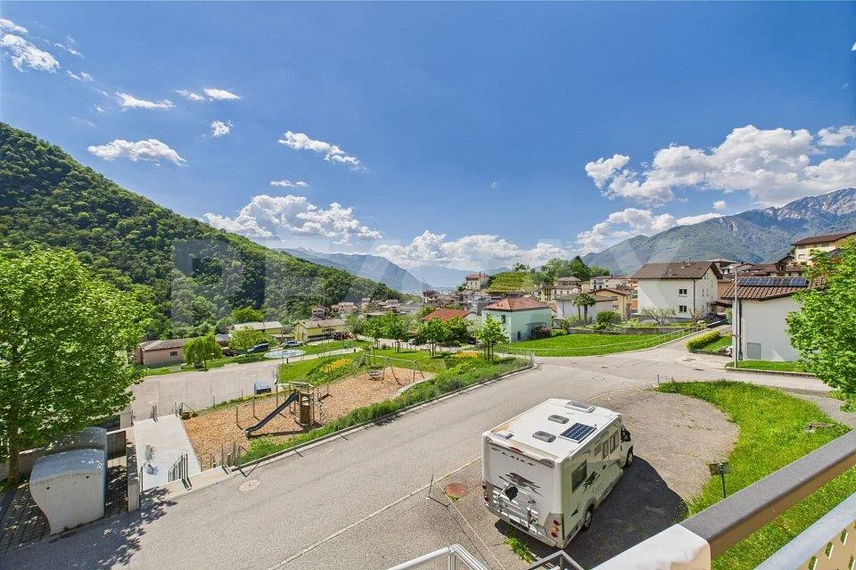 Grande casa bifamiliare con ristorante