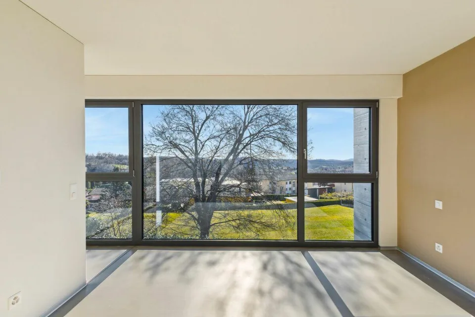 Villa contemporanea con due giardini e vista panoramica