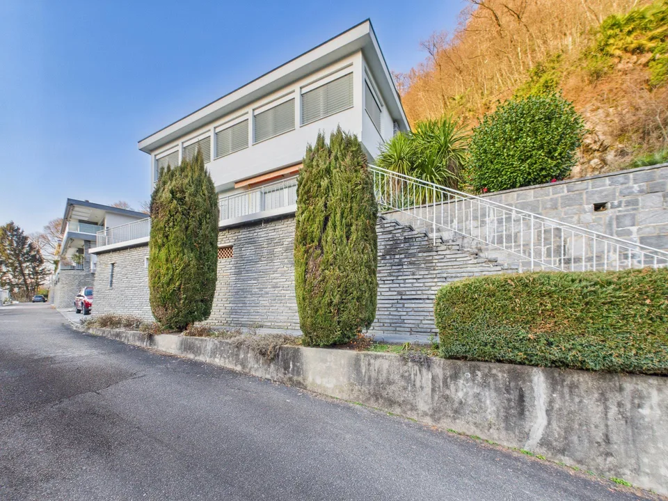 Spaziosa villa 5.5 locali con ampio giardino e vista aperta a Caslano