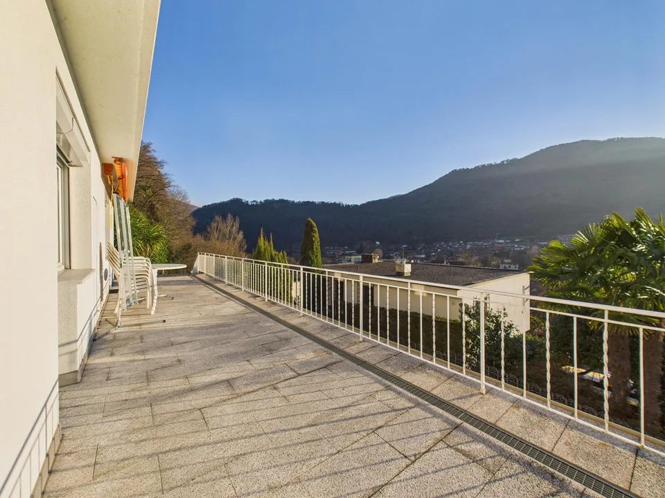 Spaziosa villa 5.5 locali con ampio giardino e vista aperta a Caslano