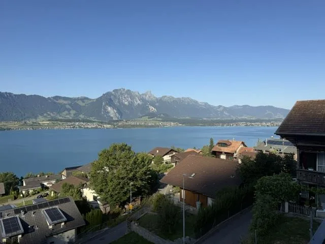 Traumaussicht auf den Thunersee: Grosszügige 4-Zimmer-Dachwohnung