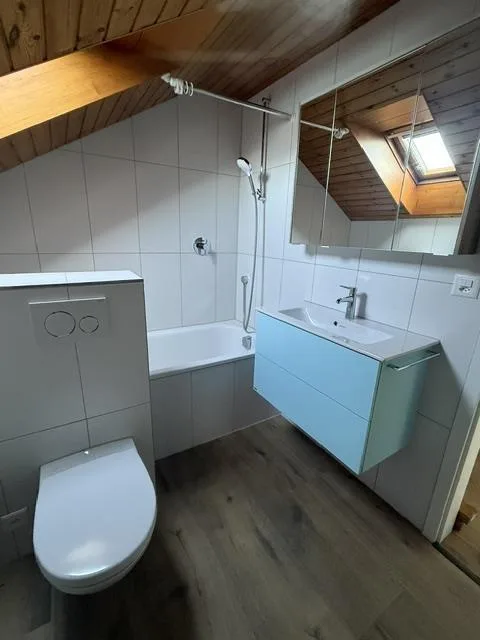Traumaussicht auf den Thunersee: Grosszügige 4-Zimmer-Dachwohnung – Foto 11 von 12
