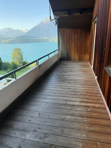 Traumaussicht auf den Thunersee: Grosszügige 4-Zimmer-Dachwohnung