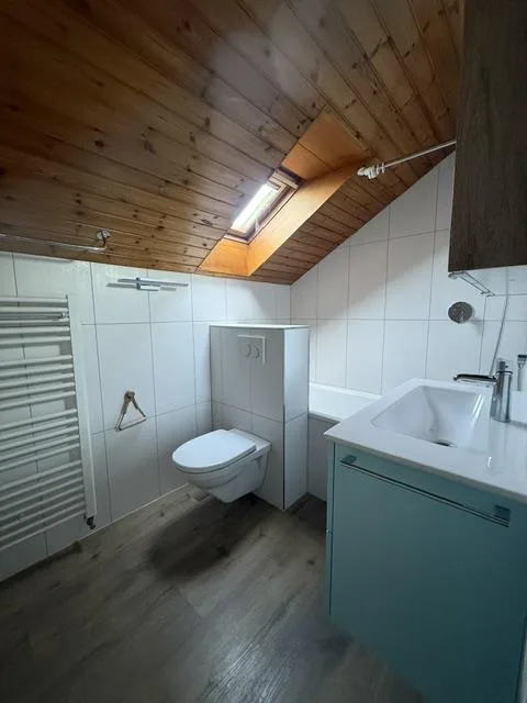 Traumaussicht auf den Thunersee: Grosszügige 4-Zimmer-Dachwohnung – Foto 12 von 12