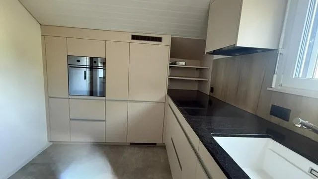 Traumaussicht auf den Thunersee: Grosszügige 4-Zimmer-Dachwohnung – Foto 7 von 12