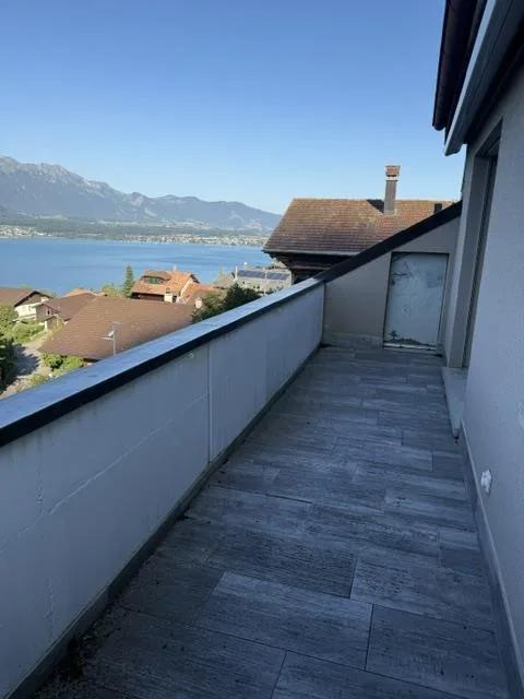 Traumaussicht auf den Thunersee: Grosszügige 4-Zimmer-Dachwohnung