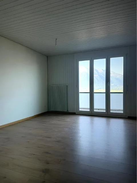 Traumaussicht auf den Thunersee: Grosszügige 4-Zimmer-Dachwohnung