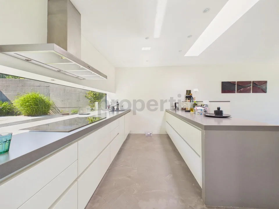 Elegante villa moderna con giardino e vista panoramica sul lago a C...