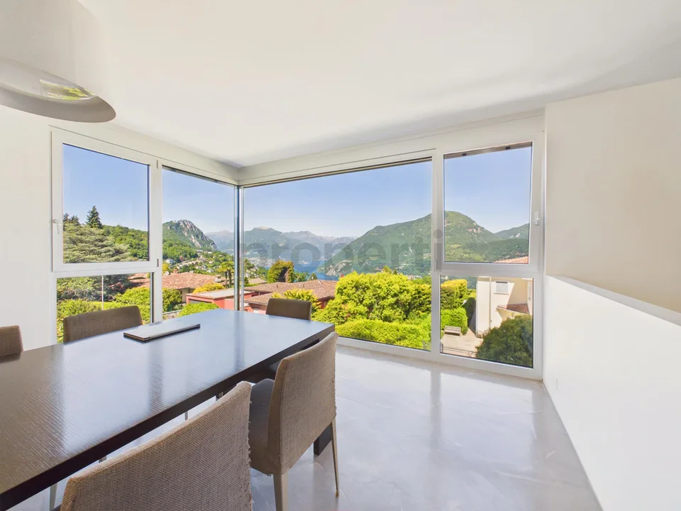 Elegante villa moderna con giardino e vista panoramica sul lago a C...