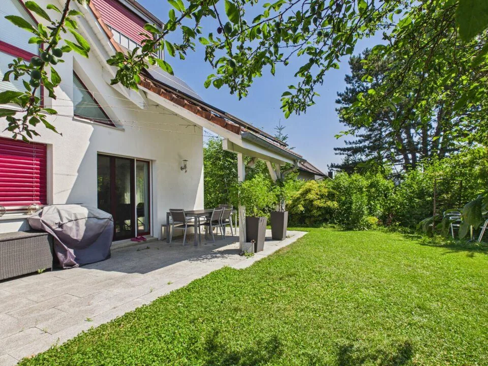 FAMILIENFREUNDLICH MIT SONNIGEM GARTEN AM ENDE EINER SACKGASSE