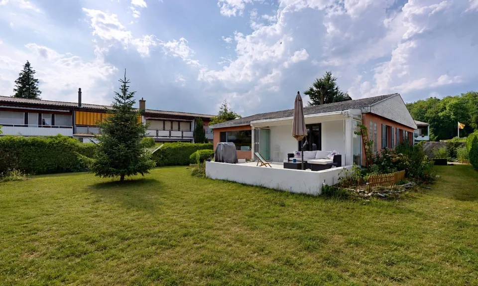 Modernisiertes Einfamilienhaus mit Designküche und Wintergarten