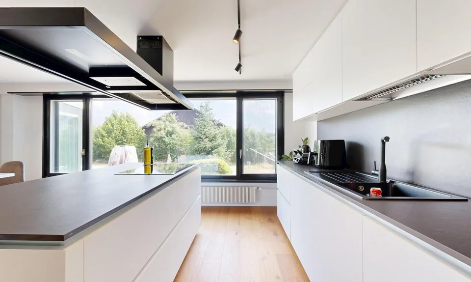 Modernisiertes Einfamilienhaus mit Designküche und Wintergarten
