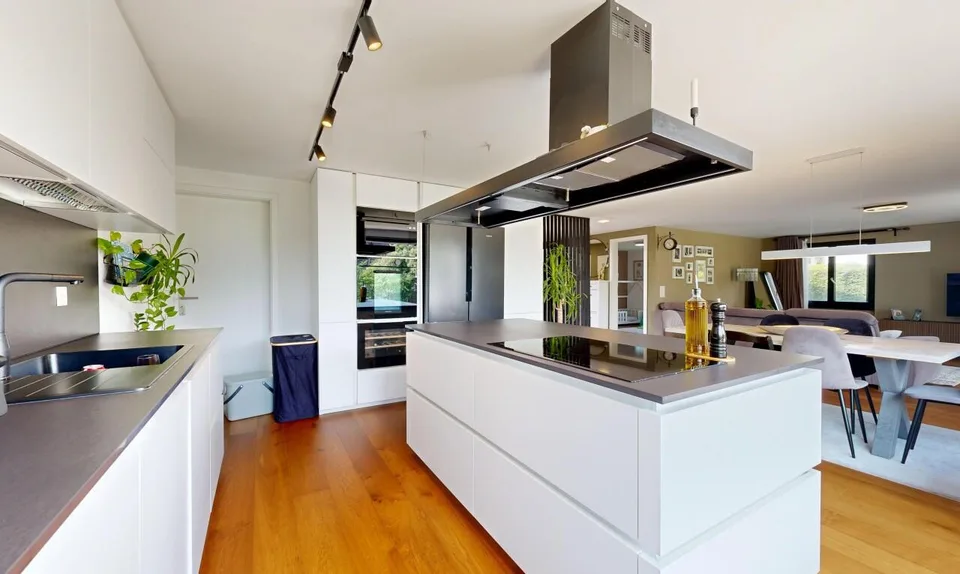 Modernisiertes Einfamilienhaus mit Designküche und Wintergarten