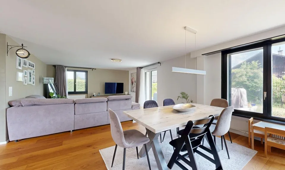 Modernisiertes Einfamilienhaus mit Designküche und Wintergarten