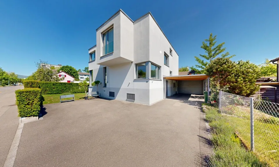 Modernes freistehendes Einfamilienhaus mit grossem Garten in Dietikon