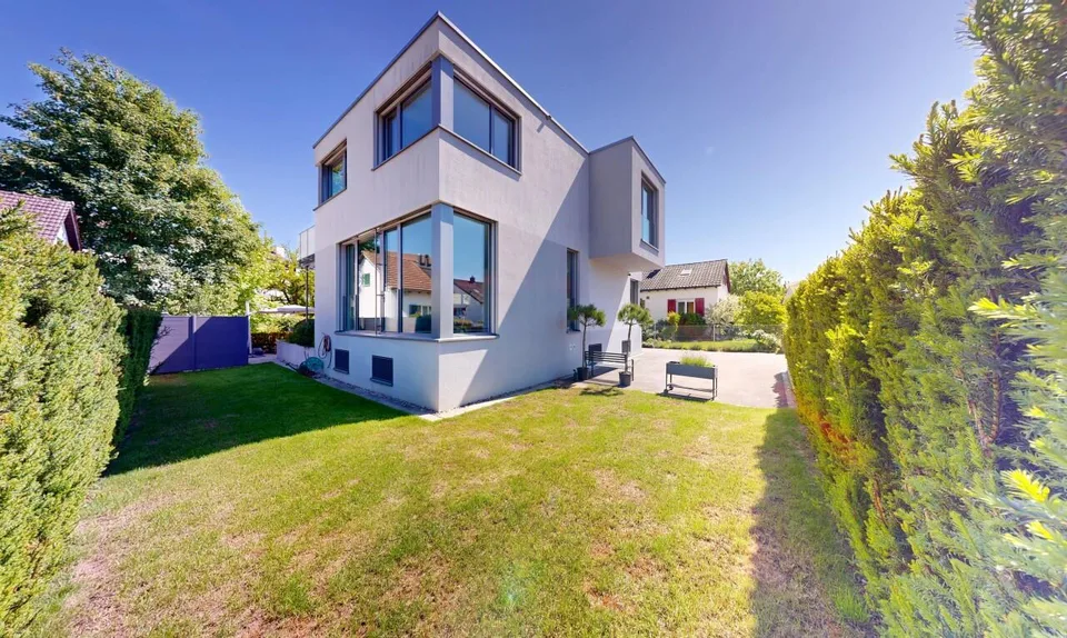 Modernes freistehendes Einfamilienhaus mit grossem Garten in Dietikon