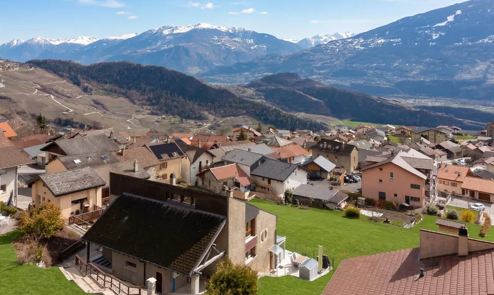Maison spacieuse 8.5 + appartement 2.5 indépendant avec vue dégagé