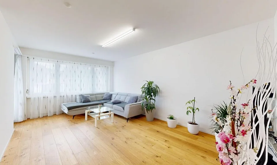 Modernisierte 4.5-Zimmerwohnung mit Garagenbox (im Baurecht)