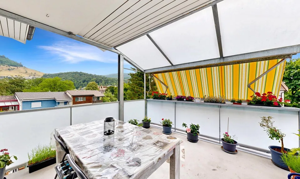 Modernisierte 4.5-Zimmerwohnung mit Garagenbox (im Baurecht)