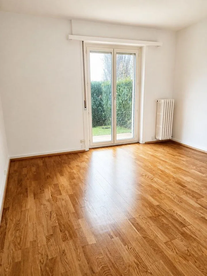 Logement à proximité du centre-ville avec petite terrasse.