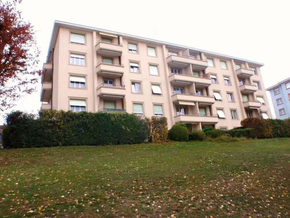 Logement à proximité du centre-ville avec petite terrasse.
