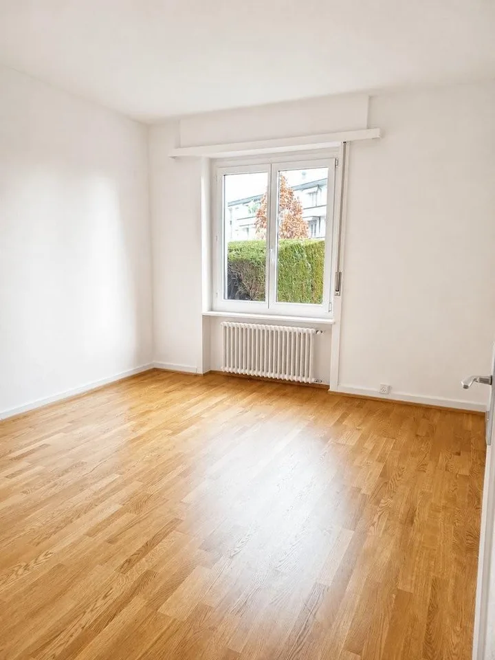Logement à proximité du centre-ville avec petite terrasse.