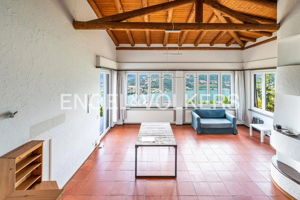 Renovationsbedürftige Villa mit Seeblick